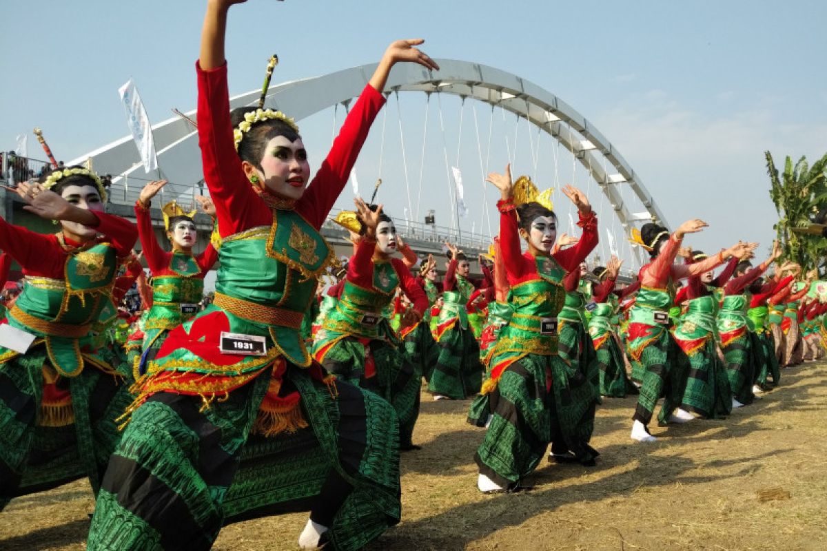 Pesta rakyat Bojonegoro disemarakkan 2019 penari Thengul