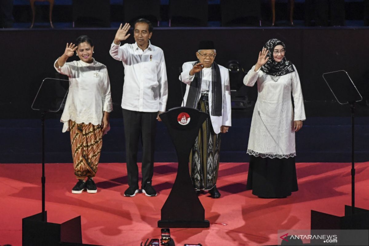 Jokowi menang, seorang perempuan cukur botak