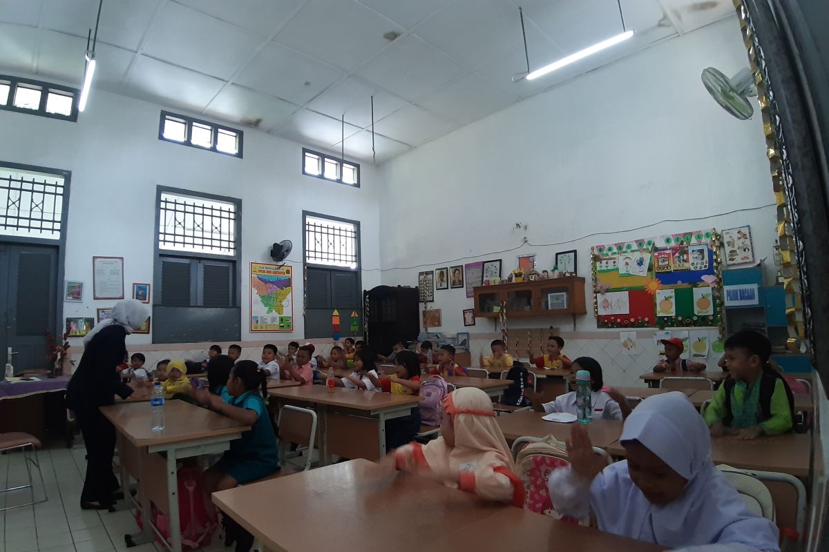 Puluhan orang tua siswa antusias antar anak hari pertama sekolah