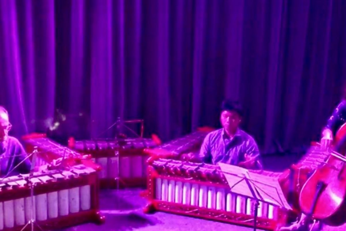 Gamelan dan cello menyatu dalam irama yang indah di pentas Intimate Gamelan London