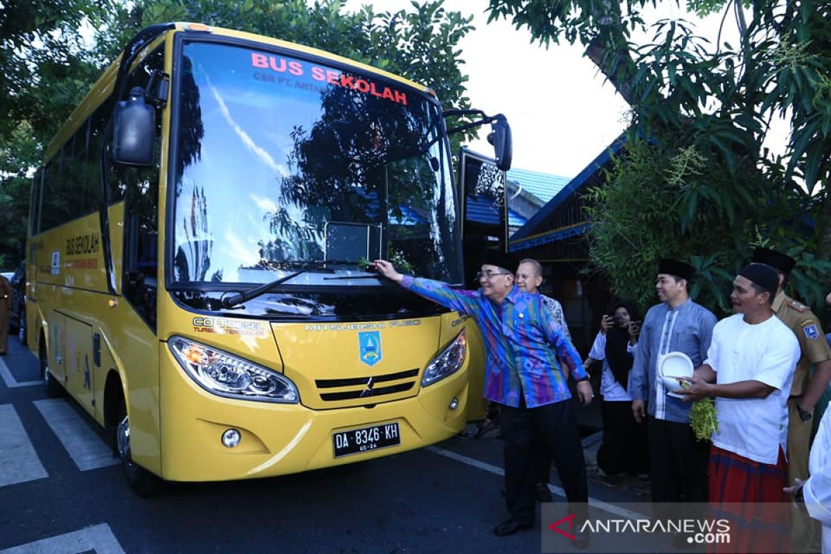 Bupati HSS resmikan bus sekolah gratis jurusan Bangkau-Kandangan