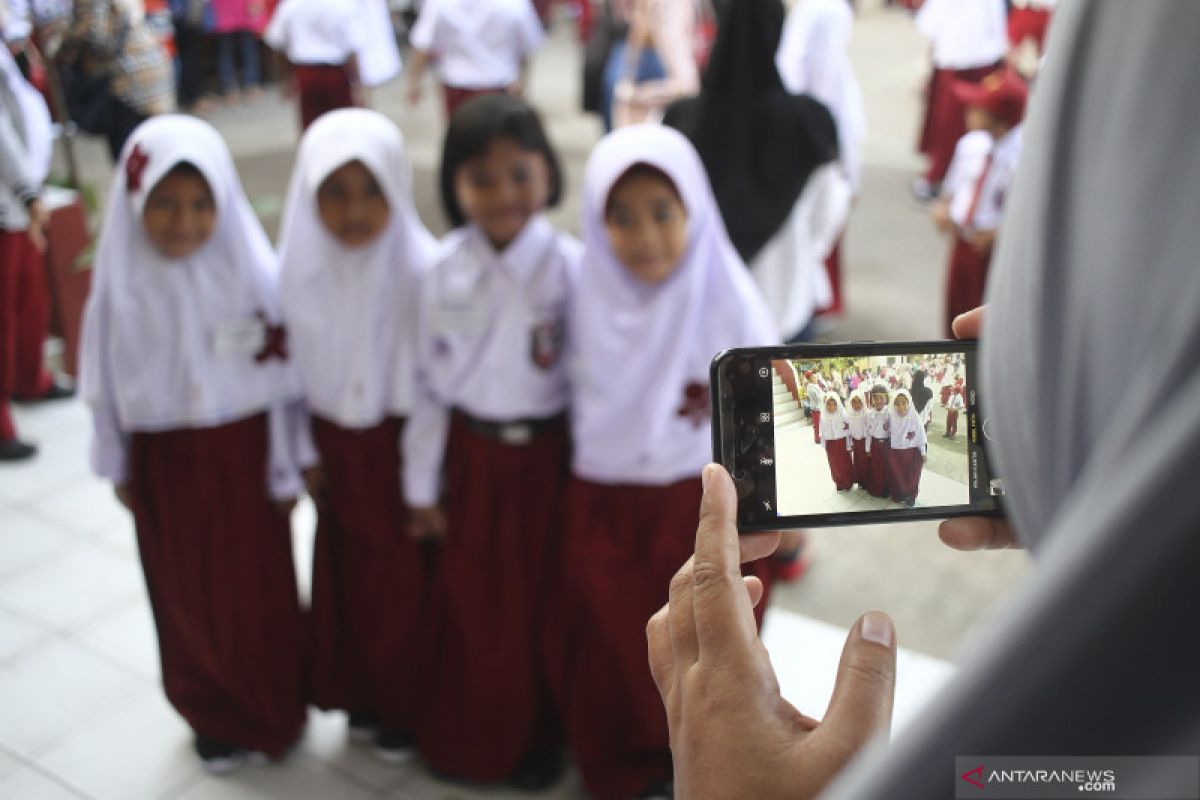 Kemarin, hari pertama masuk sekolah di DKI hingga soal uji emisi