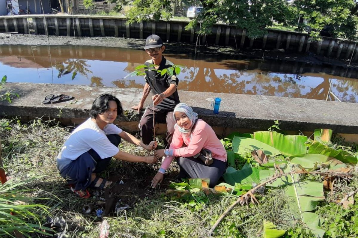 Babinsa ajak masyarakat peduli lingkungan dengan tanam pohon di Sungai Jawi
