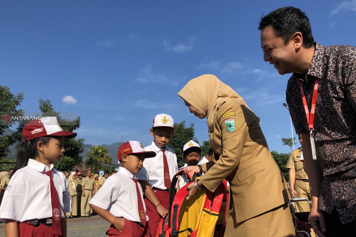 Pelaku usaha beri bantuan untuk anak sekolah kurang mampu