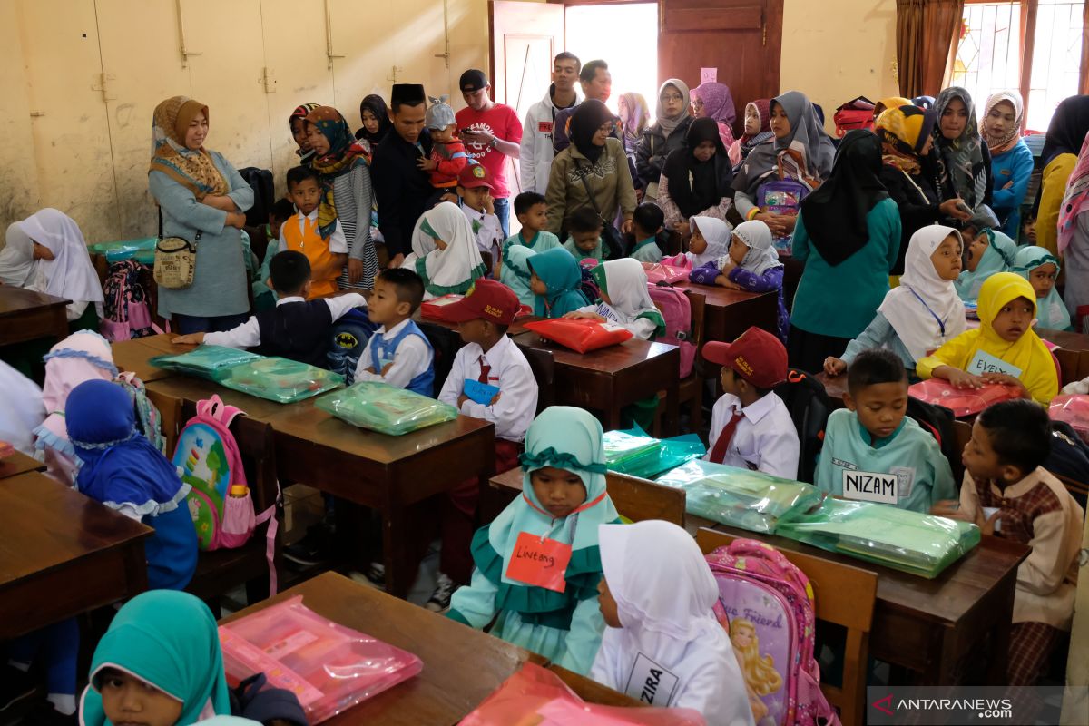 Antusias orang tua siswa antarkan anak di hari pertama