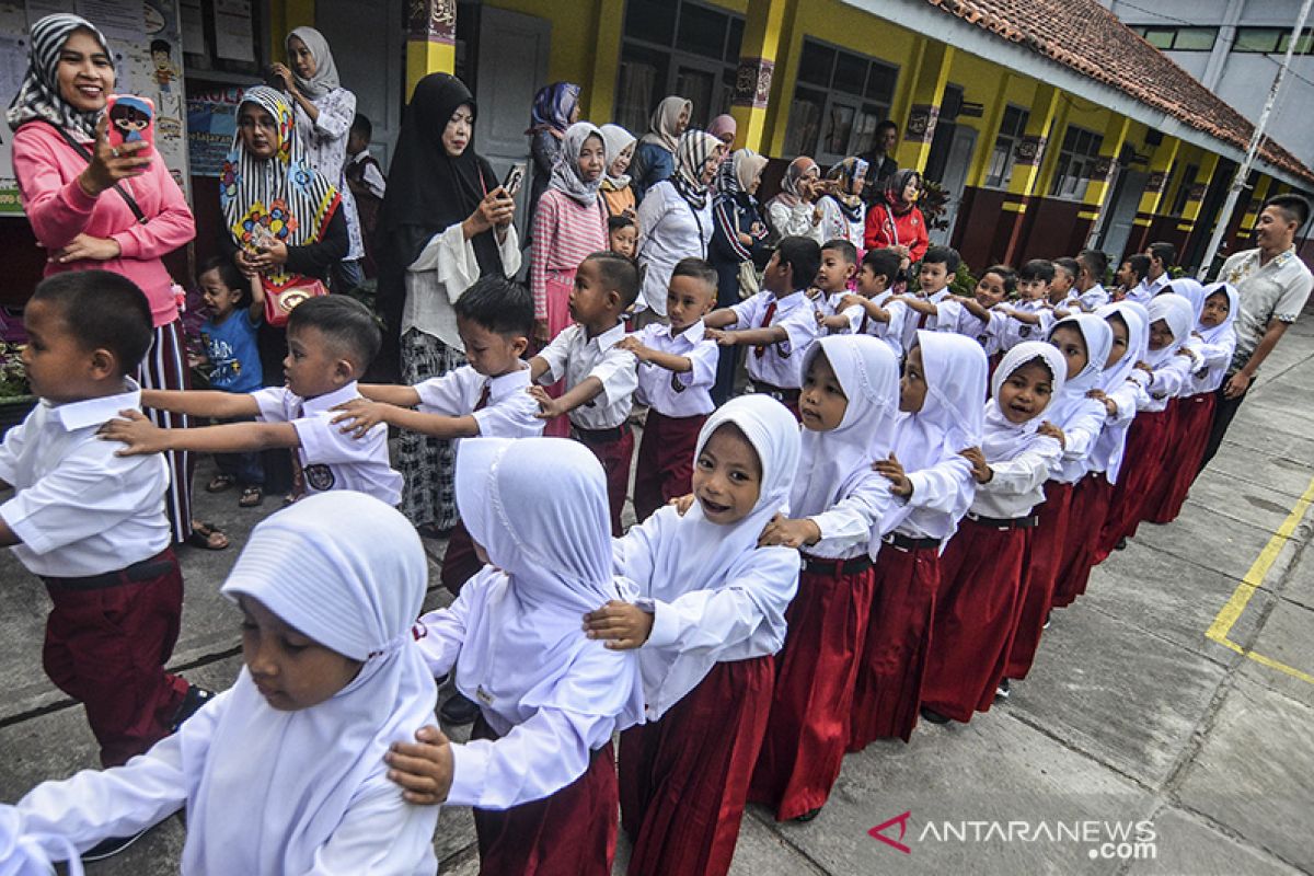 Hari Pertama Masuk Sekolah - ANTARA News Jawa Barat