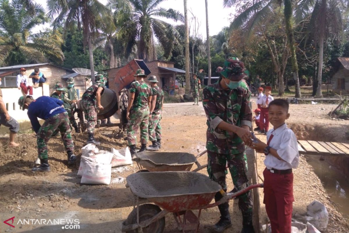 Siswa SD ikut bantu kegiatan Manunggal Bangun Desa