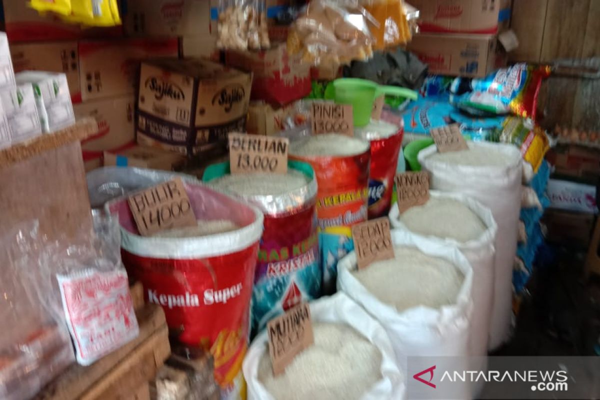 Harga beras antarpulau di pasar Ambon normal