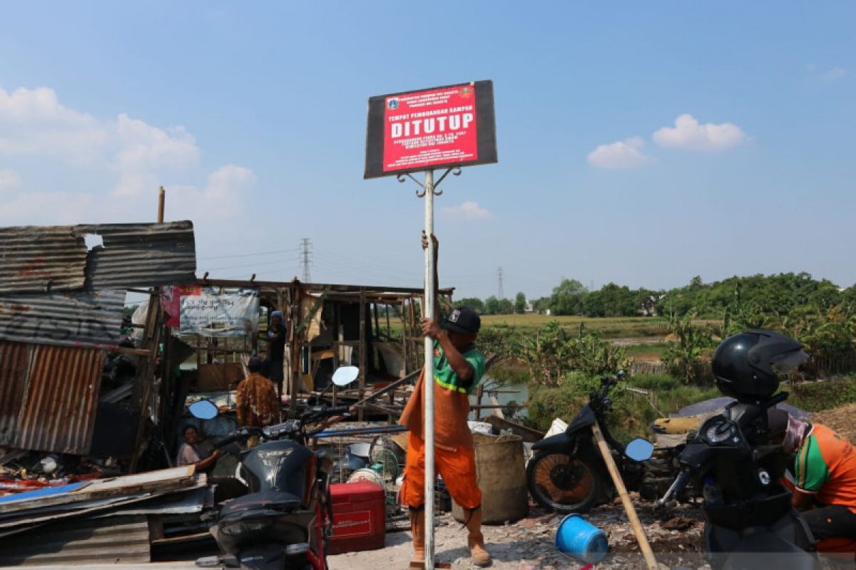 Tempat penampungan sampah liar di Marunda ditutup