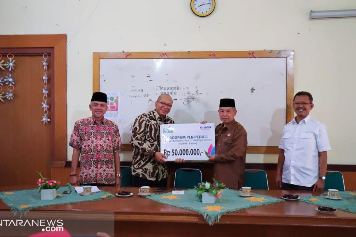 PLN UIW Sumbar terus tunjukan komitmen dukung dunia pendidikan, bantu SMPN 1 Padang