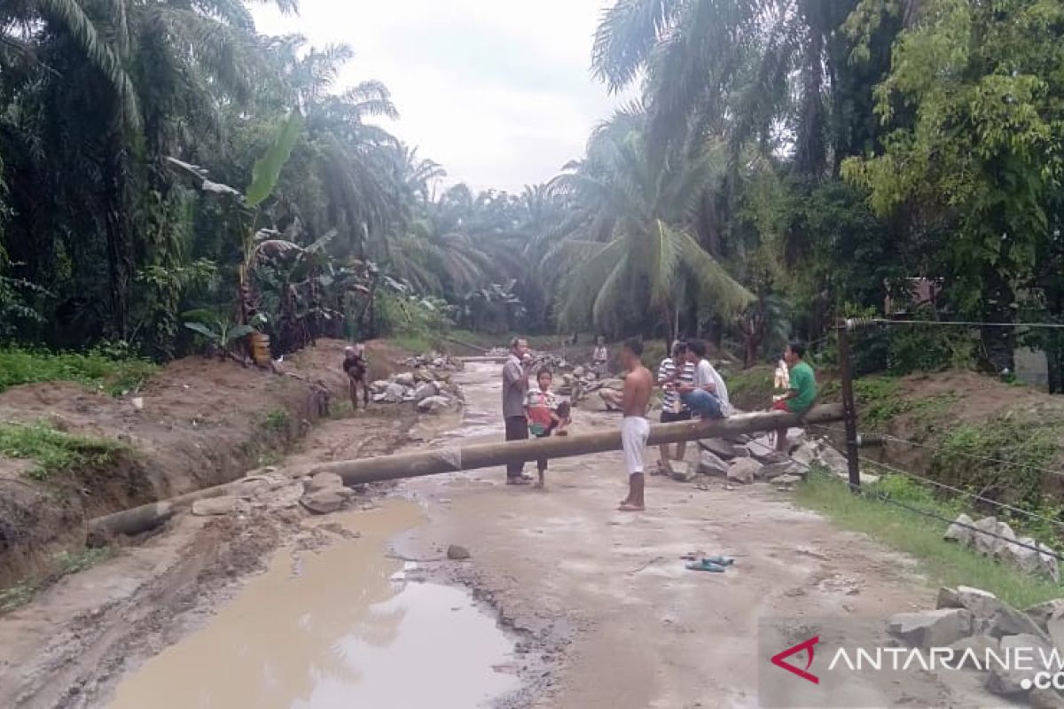 Dihantam angin kencang, 9 tiang listrik di Asahan tumbang