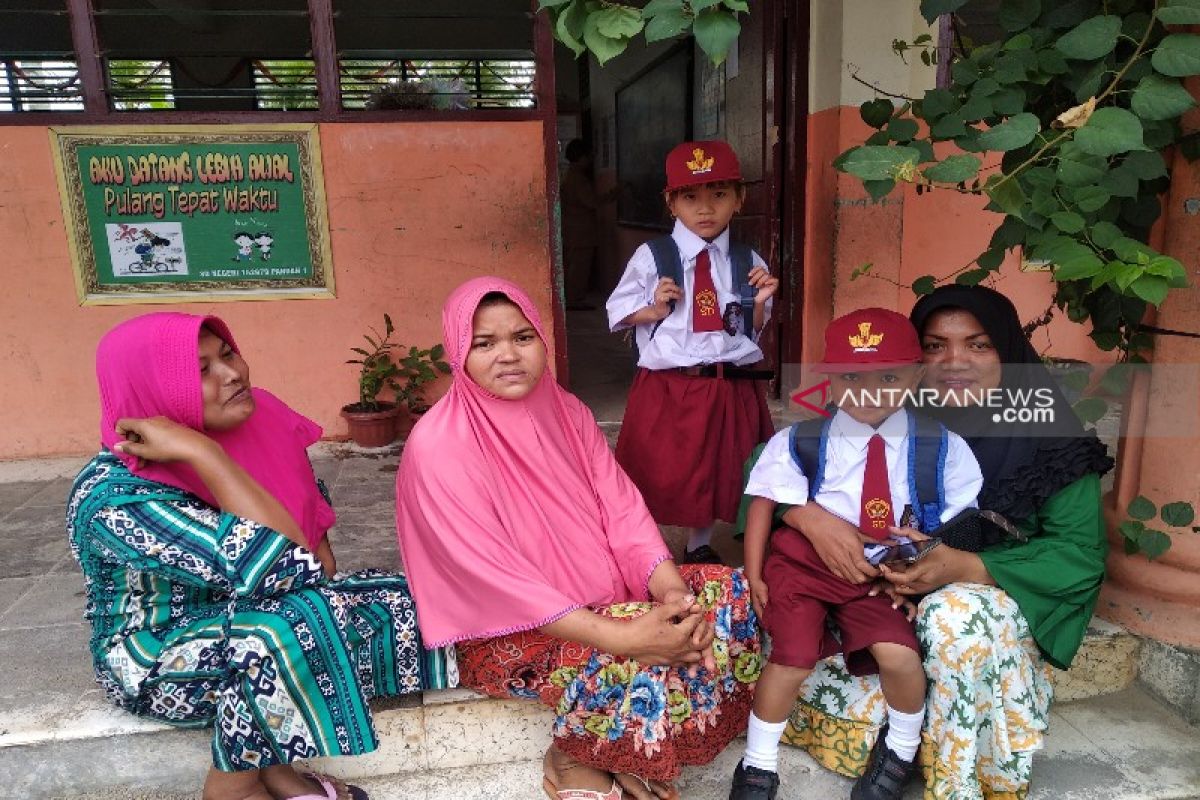 Hari pertama masuk sekolah, orang tua murid ikut 'bersekolah'