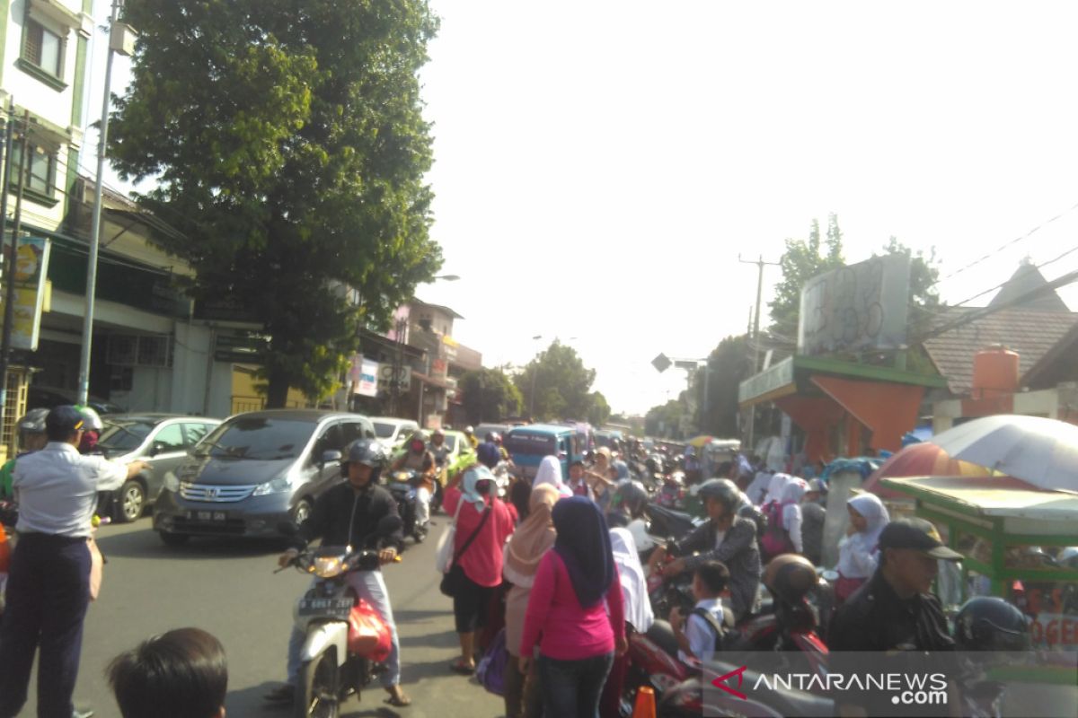 Jalan Nusantara Depok ramai lancar pada hari pertama sekolah