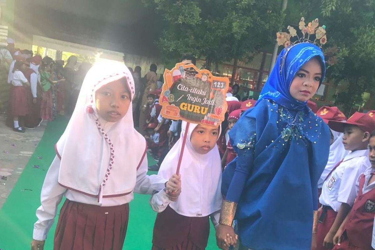 Murid baru SD Kosamja Makassar bawa papan cita-cita ke sekolah