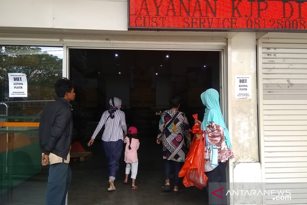 Jakgrosir Kramat Jati berlakukan diet kantong plastik