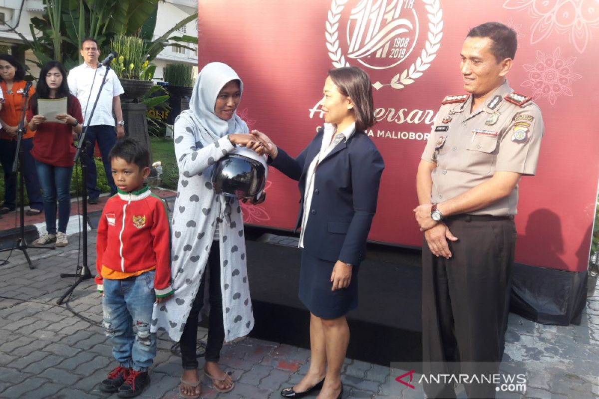 Grand Inna Malioboro-Polresta Yogyakarta membagikan 50 helm SNI gratis