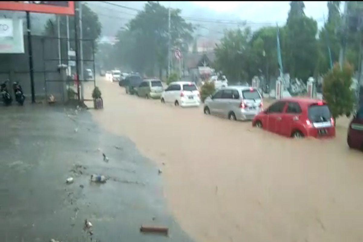 Sejumlah wilayah di Jayapura tergenang air akibat guyuran hujan deras