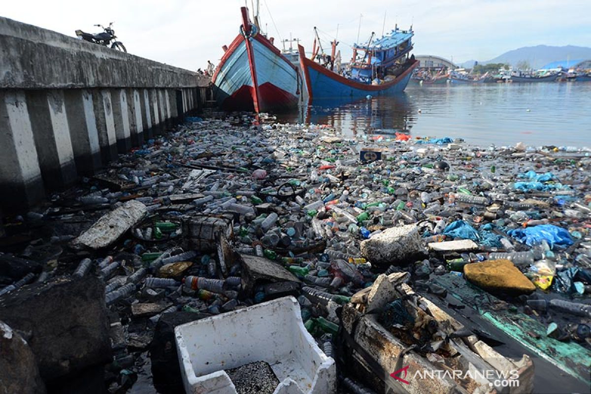 Sampah botol plastik cemari Pelabuhan Lampulo