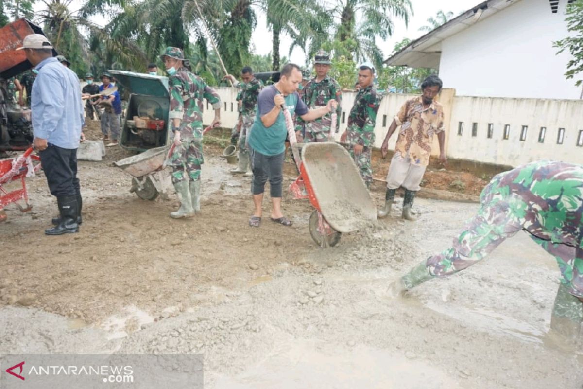 Bersama masyarakat TNI siap tuntaskan pembangunan jalan