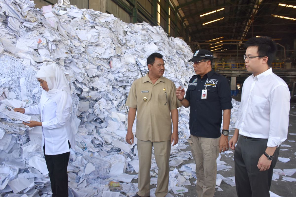 Gubernur Jatim meninjau perusahaan pengolah plastik menjadi listrik