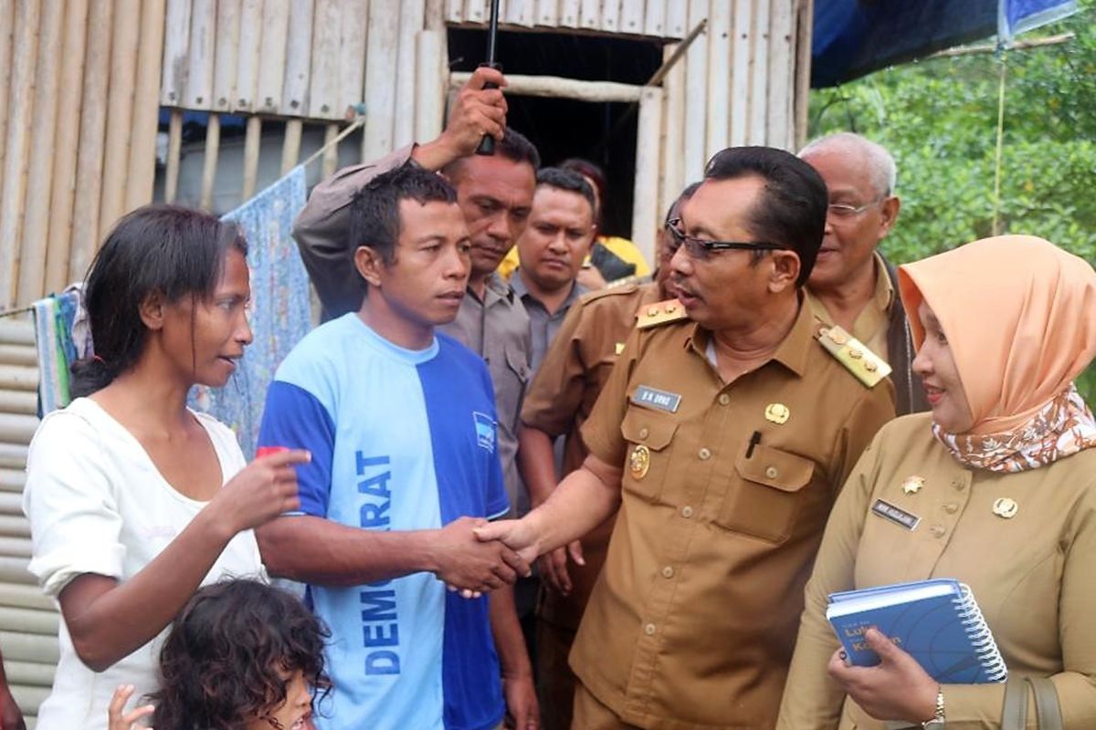 Wagub Maluku bantu satu keluarga miskin di Kota Ambon