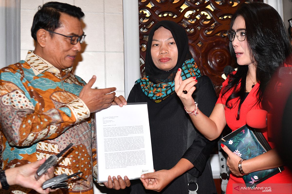 Baiq Nuril membacakan surat untuk Presiden Jokowi