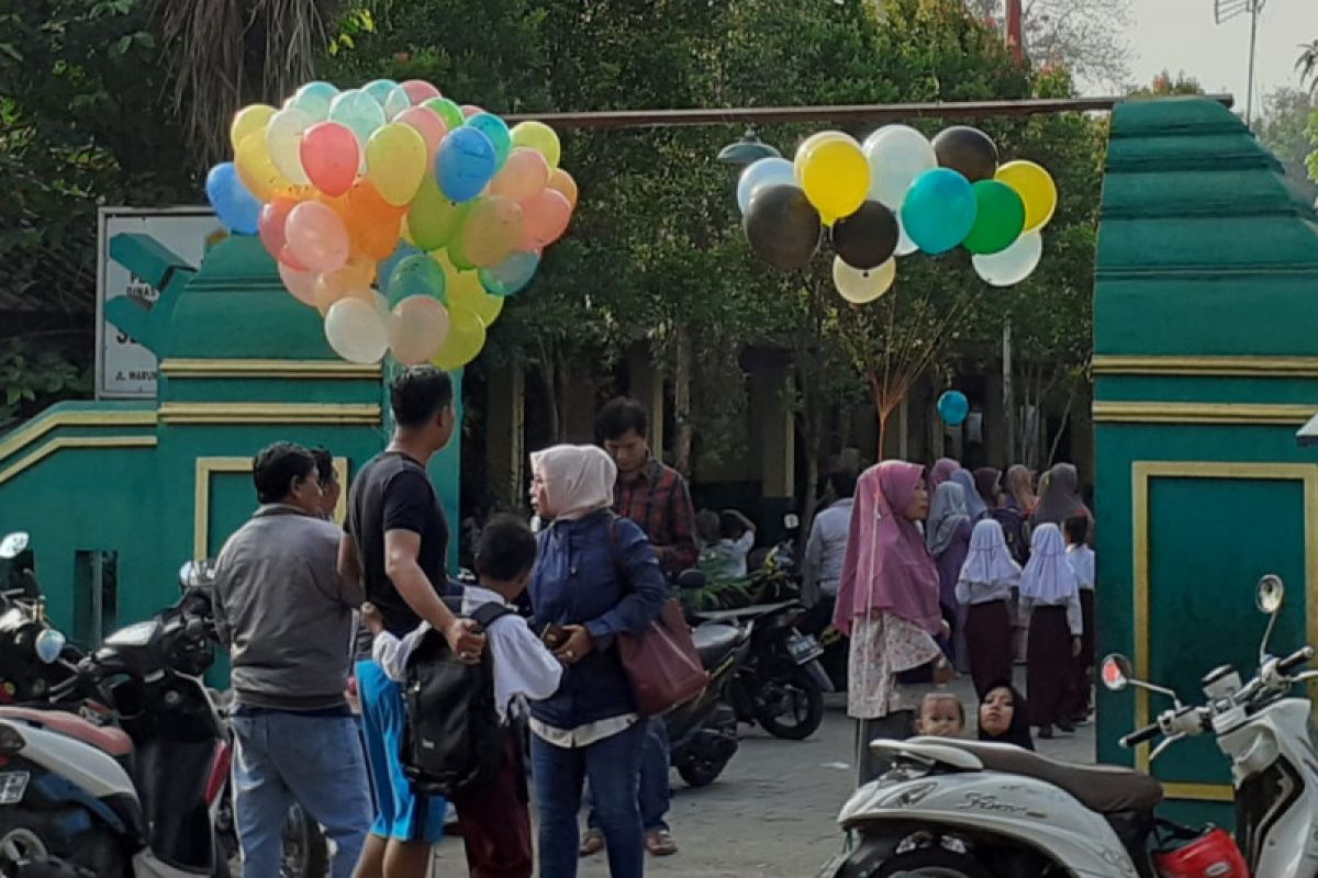 Pedagang balon dadakan ramai di hari pertama sekolah