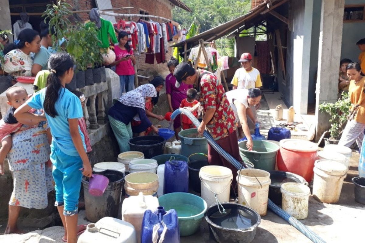 BPBD Cilacap menyalurkan bantuan air bersih untuk 10.996 keluarga