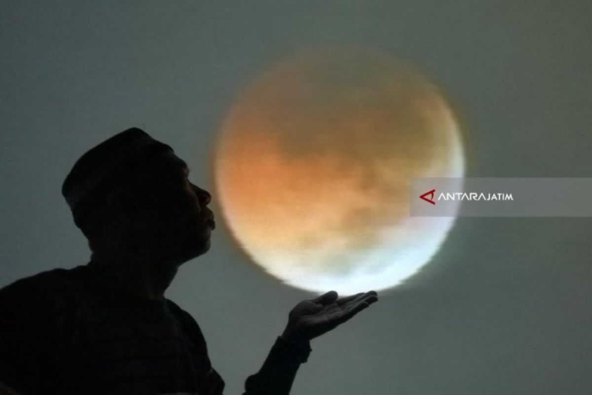 Puncak gerhana bulan di daerah ini pukul 18.18 WIB