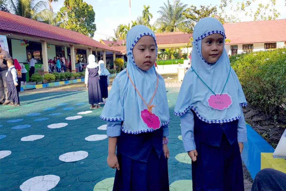 Para orang tua antusias dampingi anaknya di hari pertama sekolah