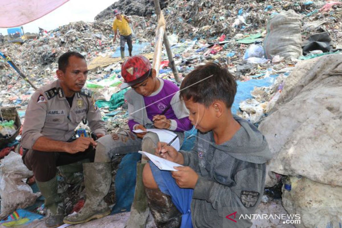 Berprestasi, Bhabinkamtibmas Polsek Medan Labuhan dapat penghargaan