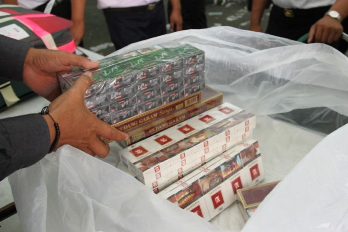PPIH Embarkasi Surabaya sita puluhan slop rokok di lipatan pakaian ihram