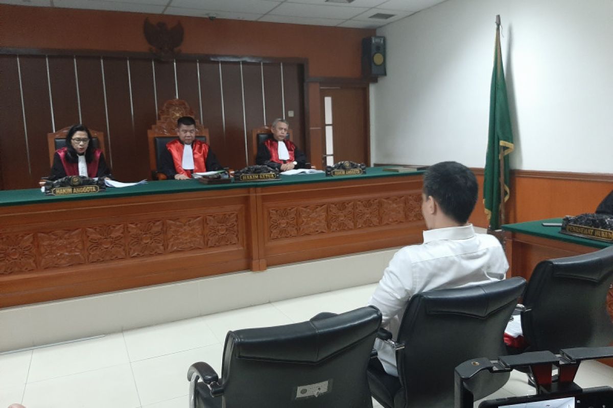 Steve Emannuel bungkam saat masuki ruang sidang