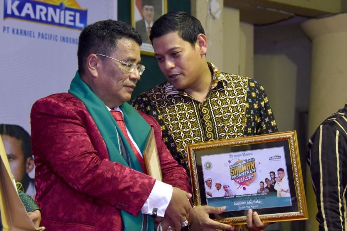 Wali Kota duet bersama Bang Hotman di Pesantren Lirboyo