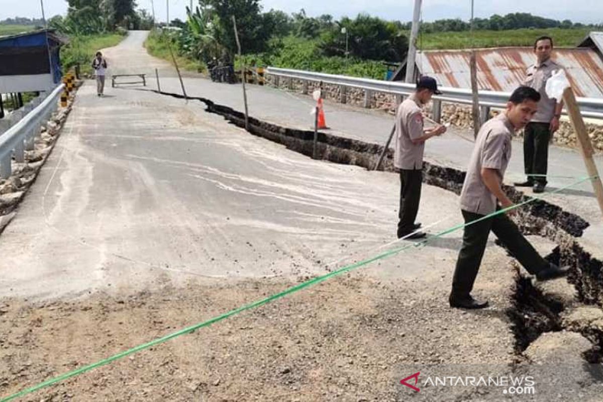 Oprit Jembatan Sungai Tabirai ambles warga diminta berhati-hati
