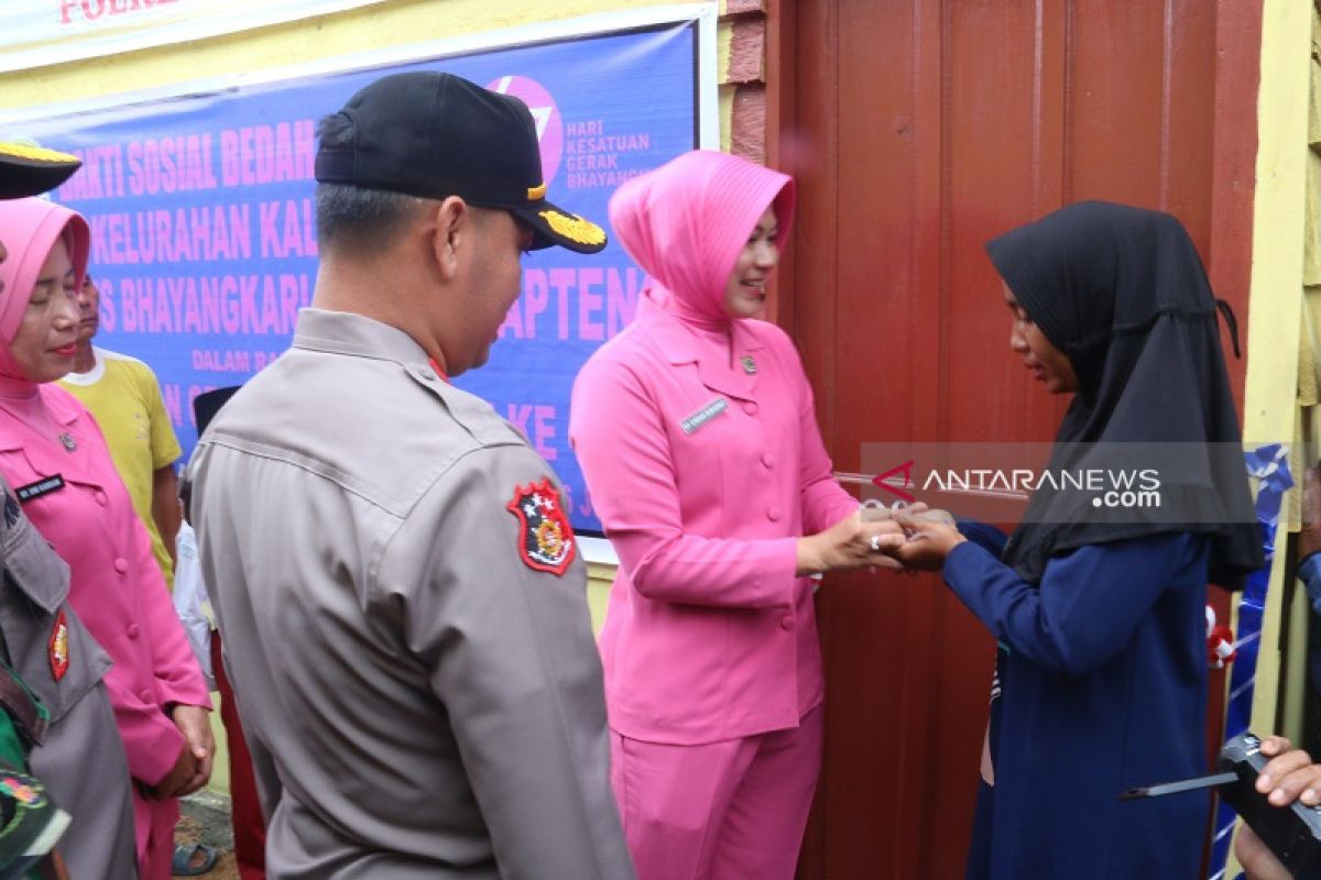 Usai dibedah, Kapolres Tapteng serahkan kunci rumah Syamsiah penjaga rumah makan