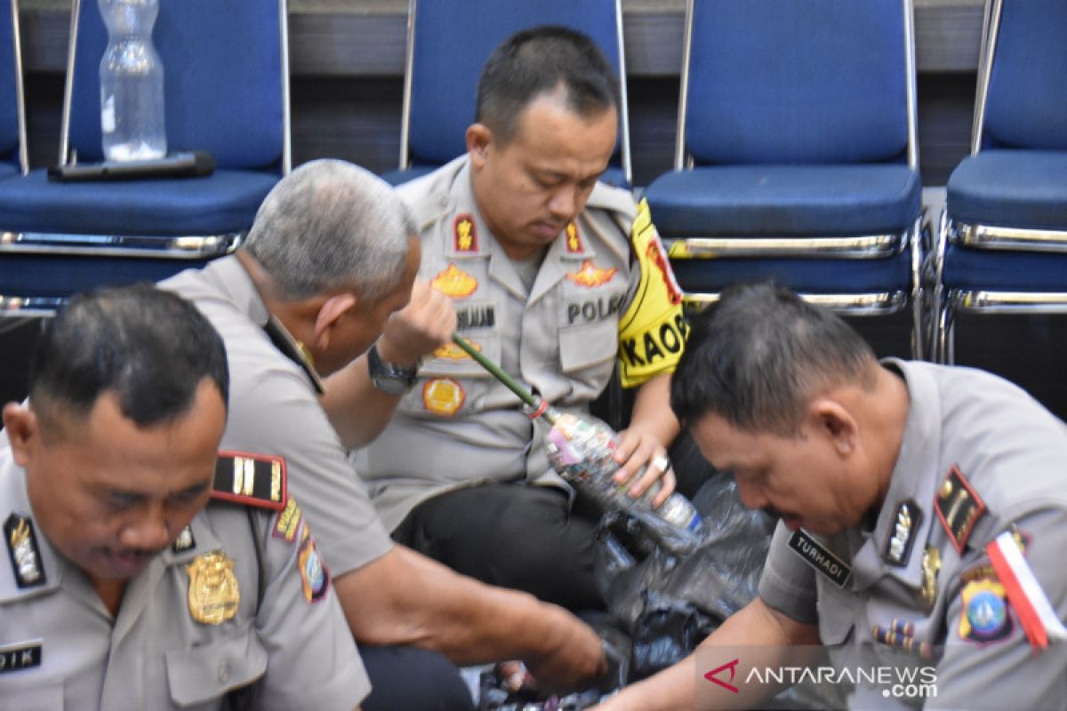 Polisi di Tanjungpinang belajar kelola sampah plastik