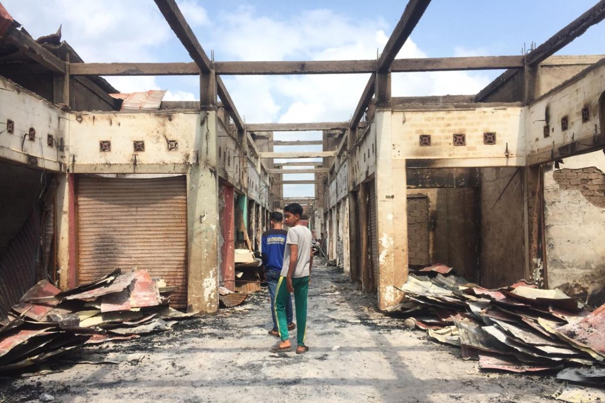 Kebakaran di Pasar Kelurahan Sungai Salak hanguskan ratusan los kios