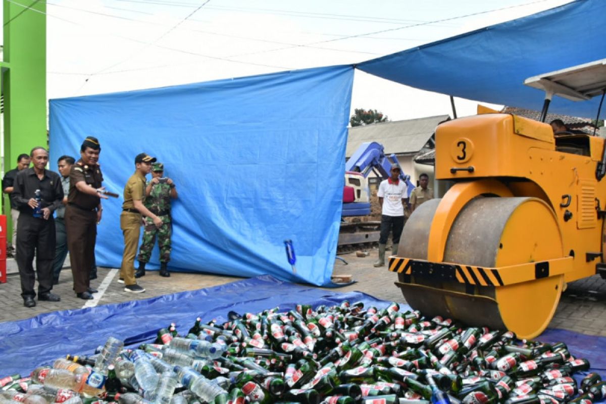 Kejari Trenggalek musnahkan ribuan botol minuman keras dan narkoba