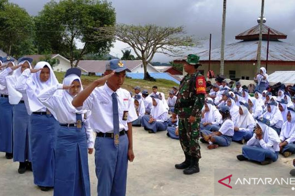 Ajarkan kedisiplinan, Babinsa Koramil 03/SPR latih siswa PBB