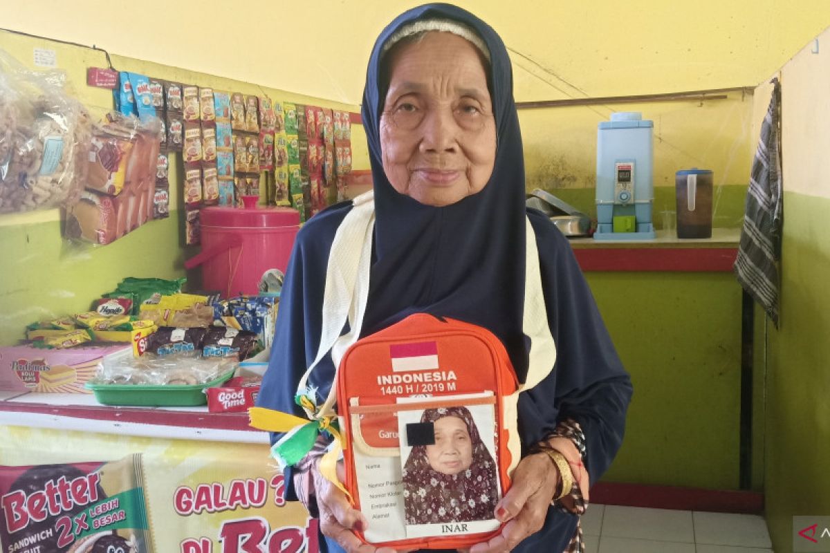 Menabung Rp30 ribu per hari akhirnya nenek Idil naik haji