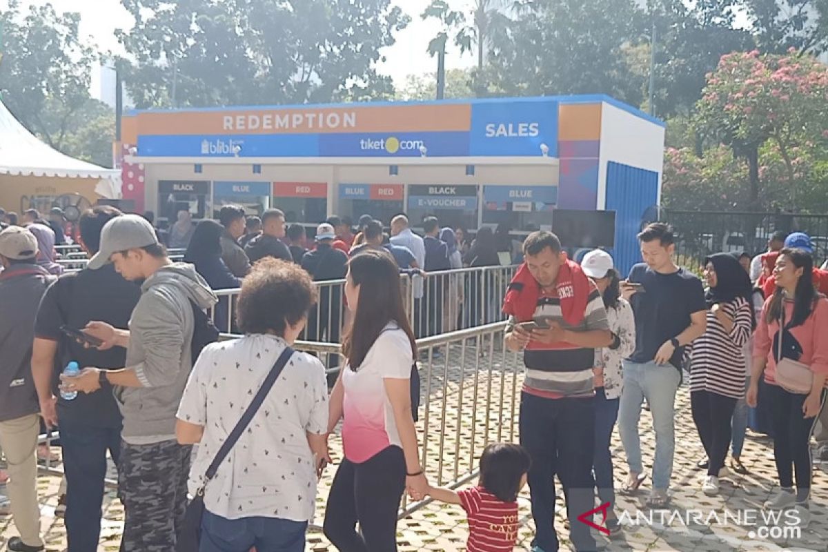 Antrean penonton mengular di zona ticketing Indonesia Open