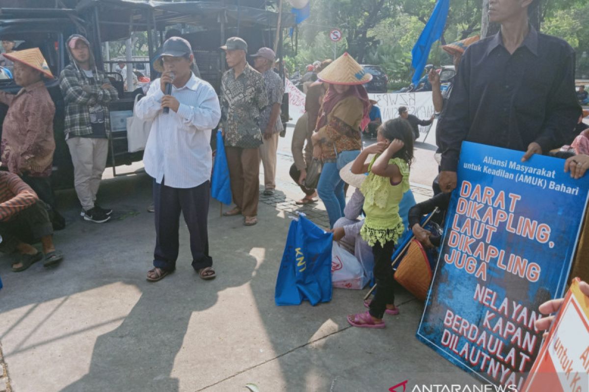 Nelayan unjuk rasa di depan Balai Kota Jakarta tolak Perda Zonasi