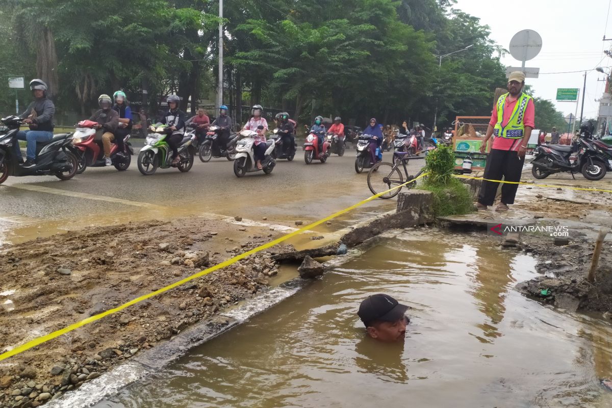 Pipa air PDAM bocor, Jalan Sisingamangaraja Medan tergenang
