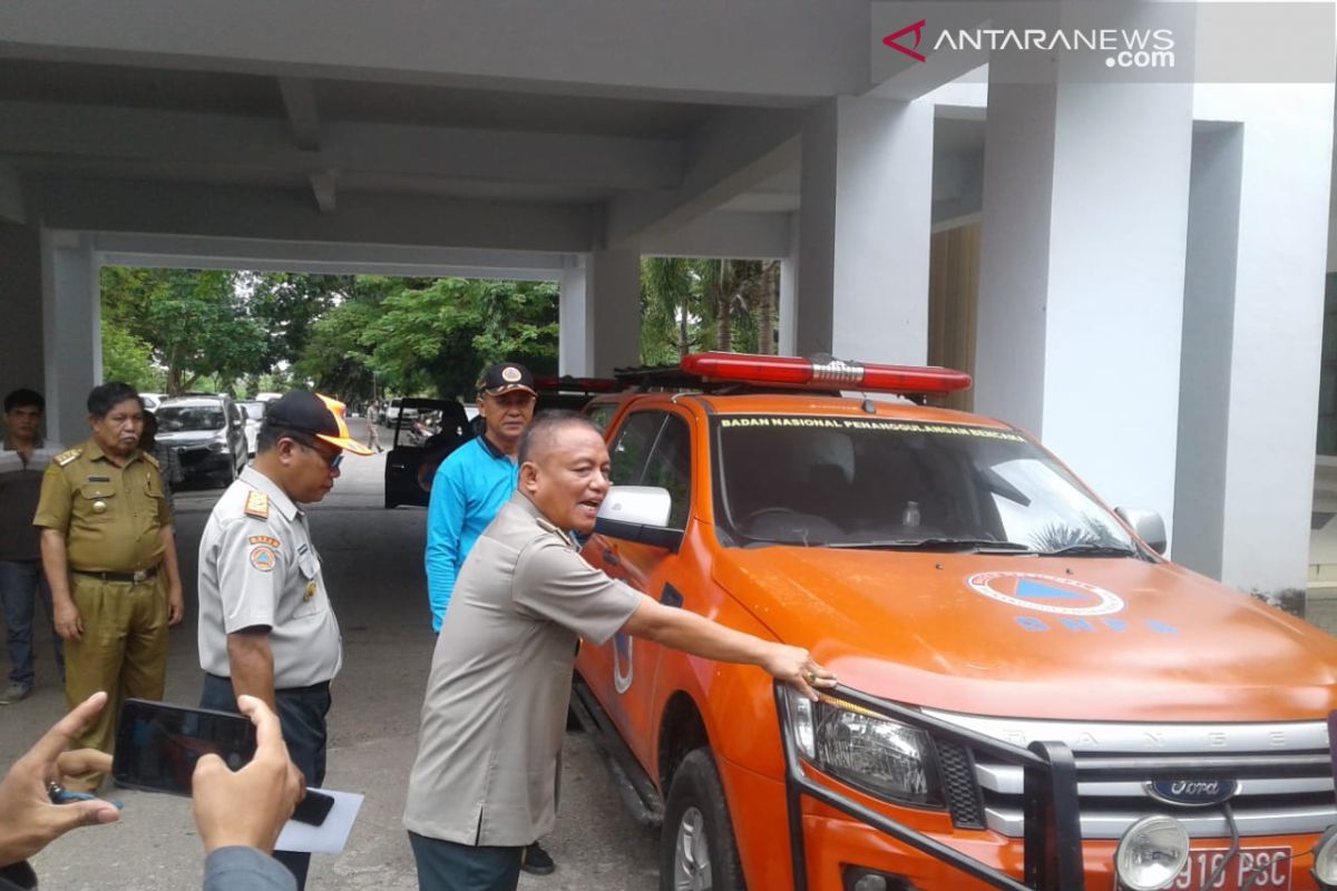 Sekda Baubau menyerahkan bantuan korban konflik di Buton