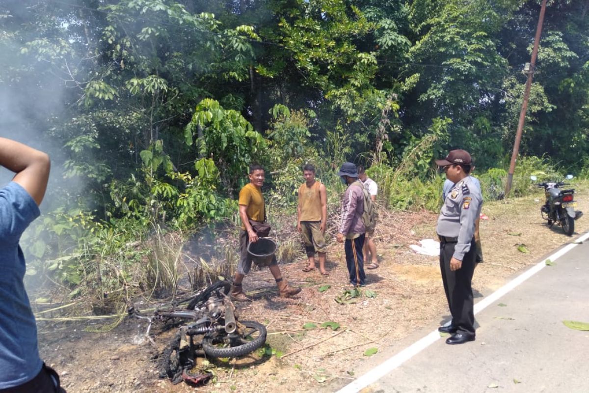 Sepeda motor terbakar saat melintas depan Kantor Camat Kalis Kapuas Hulu