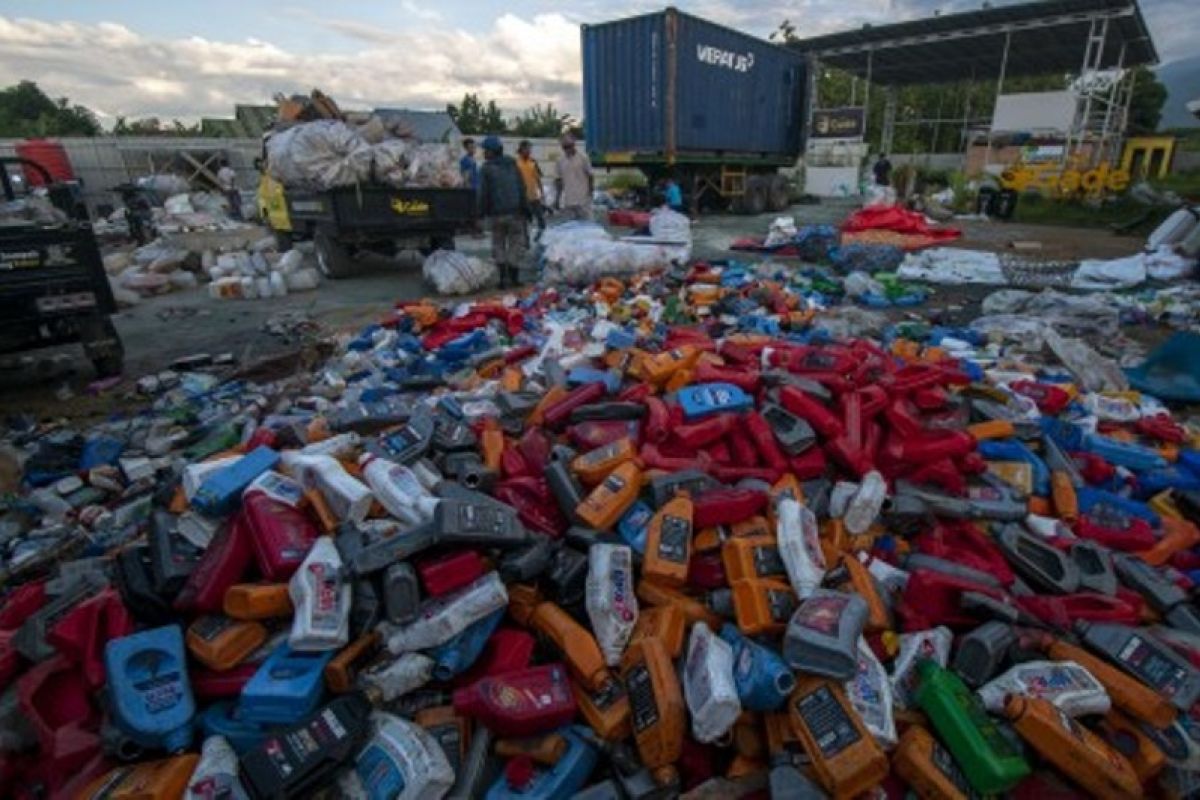 Pengolahan sampah plastik di Palu