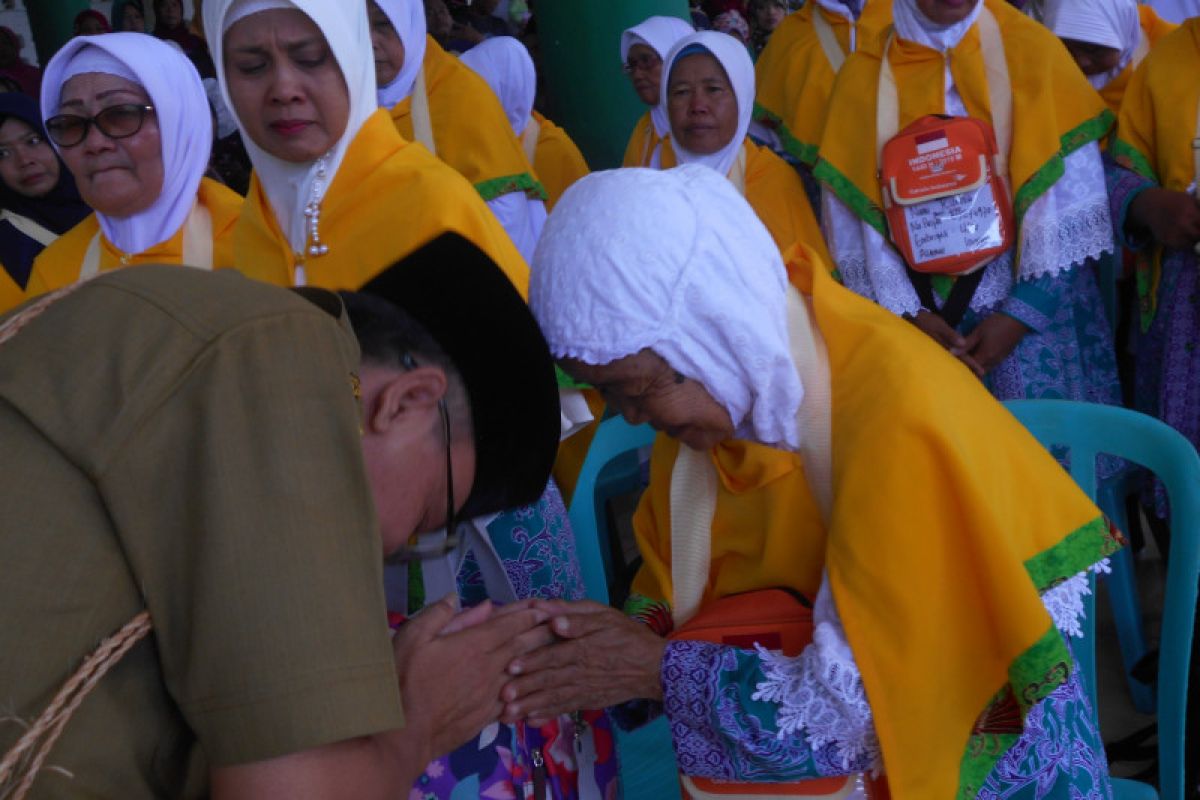 Dilepas di Masjid Agung Baiturrahman, calhaj Biak dilepas ke Makassar