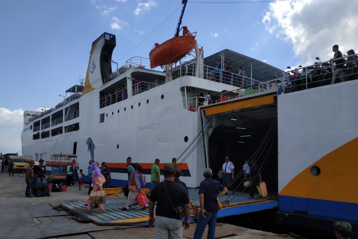 Arus kedatangan penumpang kapal di Trisakti masih tinggi