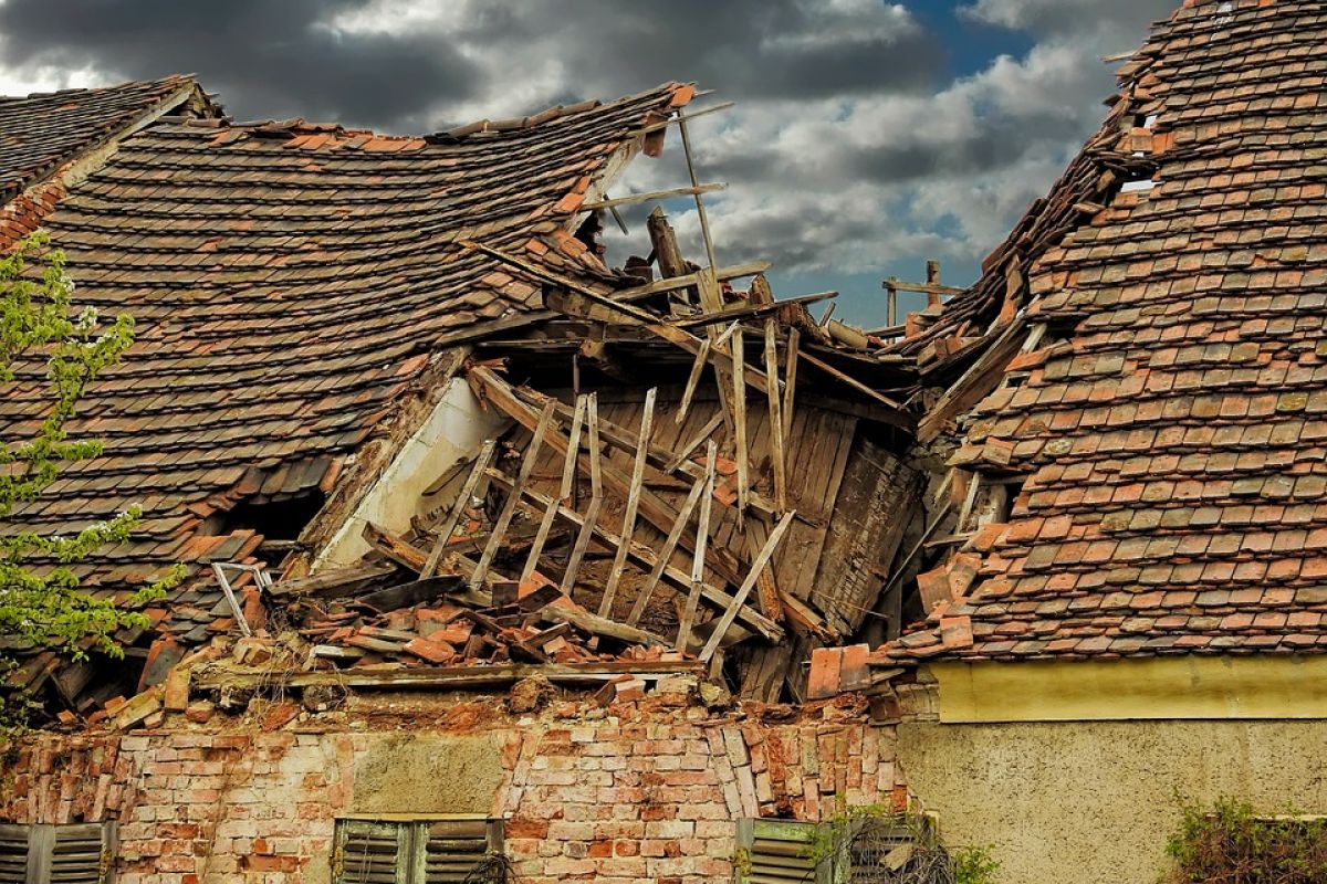 Atap rumah warga Banyuwangi berjatuhan akibat gempa bumi Bali